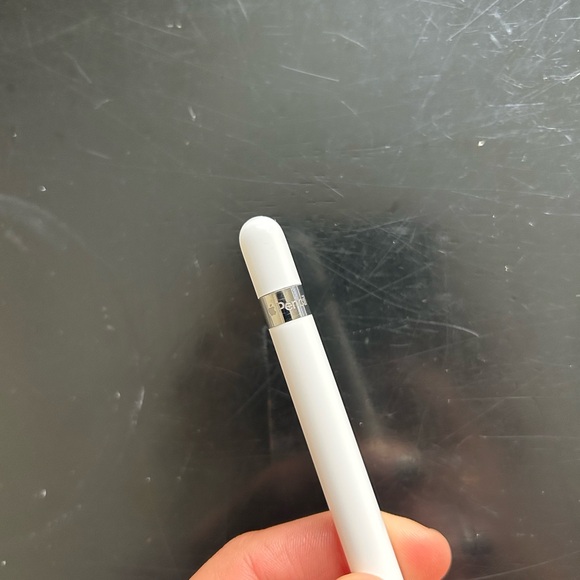 7th Gen iPad Bundle with keyboard and pencil - Picture 6 of 10